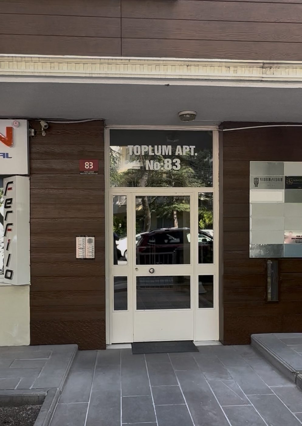 Toplum Apt. girişi